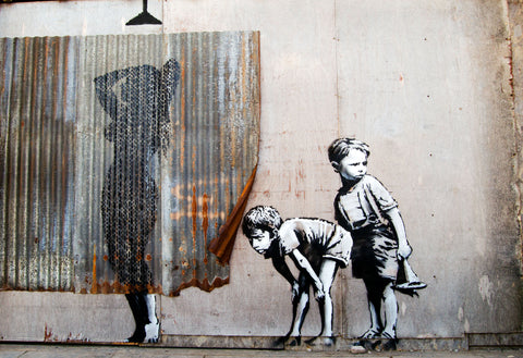 Peeping Boys (Banksy) | Antoro.